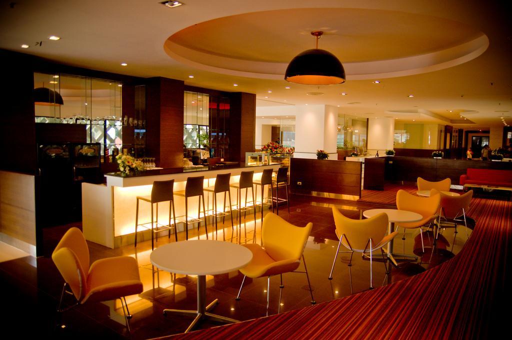 Iyarin @ Tuk Chang Hotel Bangkok Exterior photo