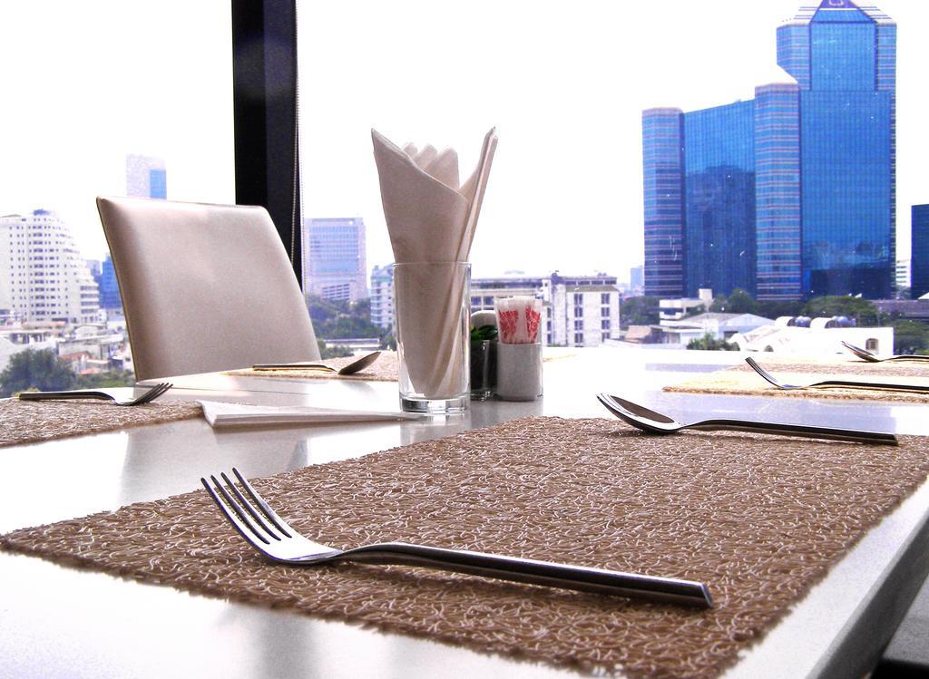 Iyarin @ Tuk Chang Hotel Bangkok Exterior photo