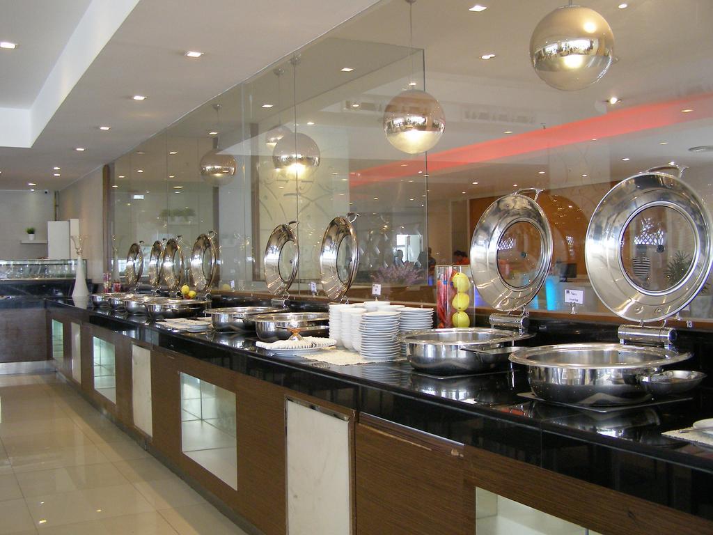 Iyarin @ Tuk Chang Hotel Bangkok Exterior photo